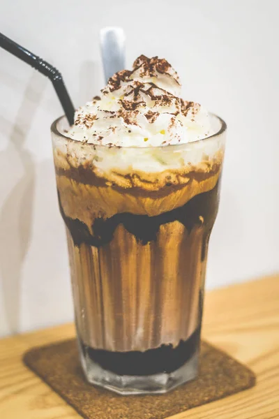 冰曼哈顿摩卡巧克力酱，牛奶，浓缩咖啡，巧克力冰淇淋，奶油 — 图库照片