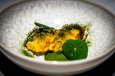 Yerel Wild Caught Karides Viktorya nasturtium püresi beyaz bir çin kase servis