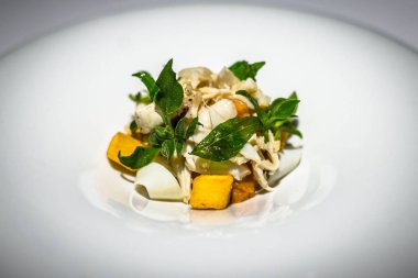 Yerel Wild Caught Yengeç, Sustenir Çiftlik Çilek İmza biber dondurma, yumurta akı & tuzlu uskumru