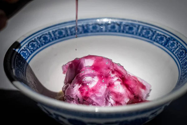 CLAM LEAF SNOW postre helado con hierbas locales, goma de melocotón y texturas de uvas servidas en un tazón de porcelana blanco y azul —  Fotos de Stock