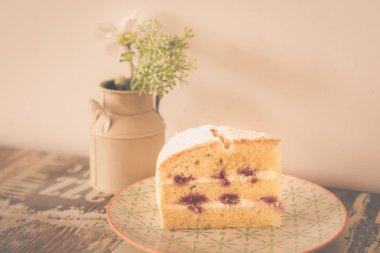 Victorain Sünger kek, katmanlar arasında çilek jame ile hafif üç katmanlı sünger kek ve hafifçe üstüne buzaltı şeker ile toz 