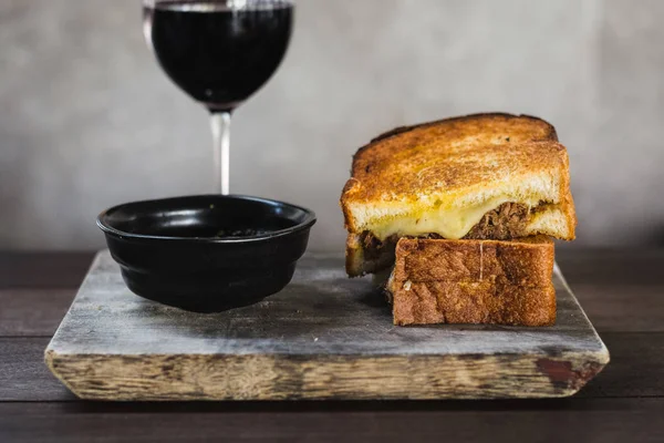 Queso asado a la brasa Shortrib. Una mezcla de gruyere y queso taleggio intercalado entre panes blancos artesanales de mantequilla. Relleno de jugoso y estofado shortrib de ternera . —  Fotos de Stock