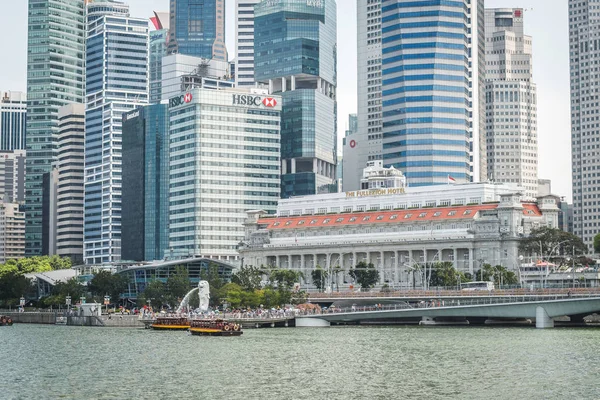 Fullerton Hotel, the Merlion and Singapore city financial district by Marina Bay in Singapore — Stock Photo, Image
