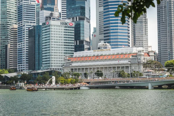 Fullerton Hotel, the Merlion and Singapore city financial district by Marina Bay in Singapore — Stock Photo, Image