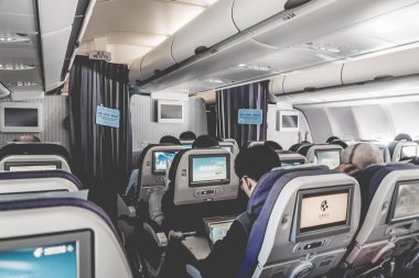 uçak içi hizmet sırasında uçak kabininde oturan yolcular hava yolcuları