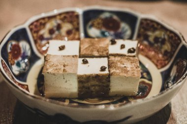 tofu oden bir desen düzenlenmiş ve geleneksel bir Japon izakaya renkli bir tabakta servis