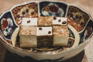 tofu oden bir desen düzenlenmiş ve geleneksel bir Japon izakaya renkli bir tabakta servis