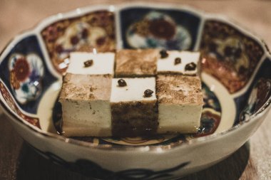 tofu oden bir desen düzenlenmiş ve geleneksel bir Japon izakaya renkli bir tabakta servis