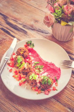 Yeşil Bezelye Falafel Falafel topu domates salsa ve pancar tahin püresi ile servis