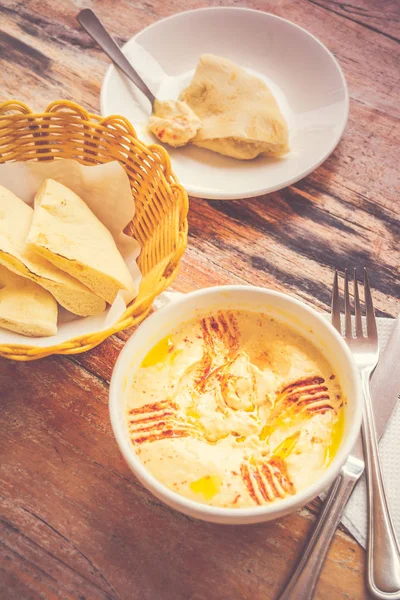 Humus pürierte Kichererbsen, Tahini, Zitrone, Knoblauch beträufelt mit nativem Öl extra, serviert mit Fladenbrot — Stockfoto