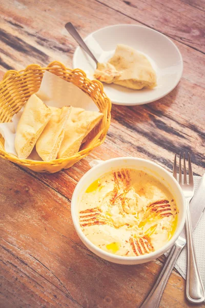 Humus pürierte Kichererbsen, Tahini, Zitrone, Knoblauch beträufelt mit nativem Öl extra, serviert mit Fladenbrot — Stockfoto