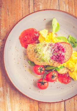 Çırpılmış Yumurta Tost Ekmeği Üzerine çavdar ekmeği, pancar ve süzme peynir, bebek ıspanak, kiraz asma domates, alfa alfa filizi, biber reçeli