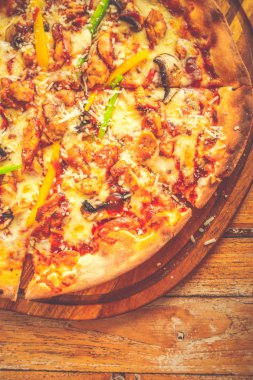 Yüce Pizza Domates sosu, mozzarella peyniri, tavuk sosis, pastırma, mantar, kırmızı / yeşil biber ve siyah zeytin