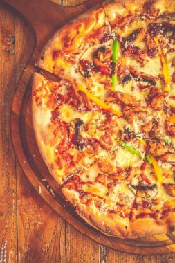 Yüce Pizza Domates sosu, mozzarella peyniri, tavuk sosis, pastırma, mantar, kırmızı / yeşil biber ve siyah zeytin