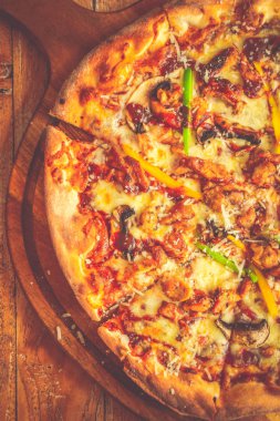 Yüce Pizza Domates sosu, mozzarella peyniri, tavuk sosis, pastırma, mantar, kırmızı / yeşil biber ve siyah zeytin