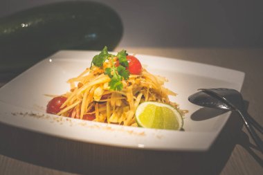 yeşil papaya, kiraz domates, kaju fıstığı ile tay yeşil papaya salatası ve beyaz bir porselen tabaktabaktabaktabaktabaktabaktabaktabaktabaktabaktabaktabaktabaktabaktabaktabaktabaktabaktabaktabaktabaktabaktabaktabaktabaktabaktabaktabaktabaktabaktabaktabaktabaktabaktabaktabak tabaktabak tabaktabaktabaktabaktabaktabaktabaktabaktabaktabaktabaktabaktabak tabaktabak tabaktabak tabaktabak tabaktabak tabaktabak tabaktabak