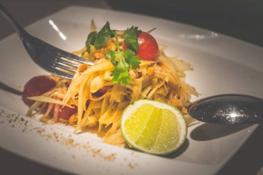 yeşil papaya, kiraz domates, kaju fıstığı ile tay yeşil papaya salatası ve beyaz bir porselen tabaktabaktabaktabaktabaktabaktabaktabaktabaktabaktabaktabaktabaktabaktabaktabaktabaktabaktabaktabaktabaktabaktabaktabaktabaktabaktabaktabaktabaktabaktabaktabaktabaktabaktabaktabak tabaktabak tabaktabaktabaktabaktabaktabaktabaktabaktabaktabaktabaktabaktabak tabaktabak tabaktabak tabaktabak tabaktabak tabaktabak tabaktabak