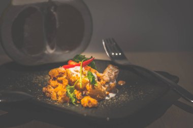 pomelo ile tay pomelo salatası, kırmızı biber, crunched fındık, et ipi ve hindistan cevizi sütü