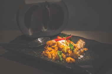 pomelo ile tay pomelo salatası, kırmızı biber, crunched fındık, et ipi ve hindistan cevizi sütü