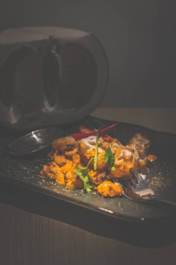 pomelo ile tay pomelo salatası, kırmızı biber, crunched fındık, et ipi ve hindistan cevizi sütü