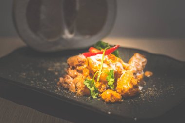 pomelo ile tay pomelo salatası, kırmızı biber, crunched fındık, et ipi ve hindistan cevizi sütü