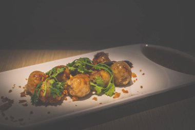 Derin kızarmış tay onları sarımsak ile domuz sosis fermente ve sarımsak daldırma sos ile servis