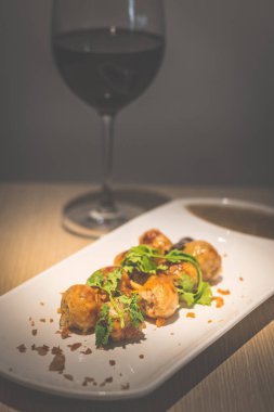 Derin kızarmış tay onları sarımsak ile domuz sosis fermente ve sarımsak daldırma sos ile servis