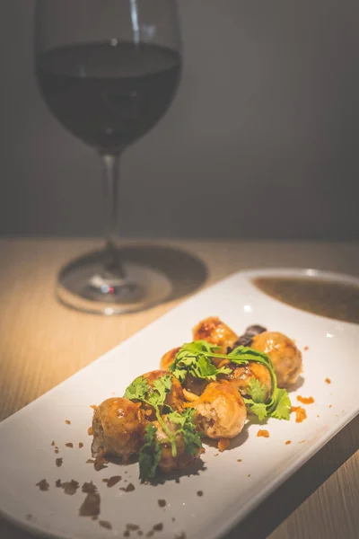 Deep fried thai fermented pork sausage with  garlic in them and served with garlic dipping sauce — Stock Photo, Image