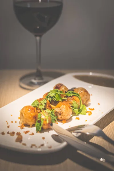 Deep fried thai fermented pork sausage with  garlic in them and served with garlic dipping sauce — Stock Photo, Image