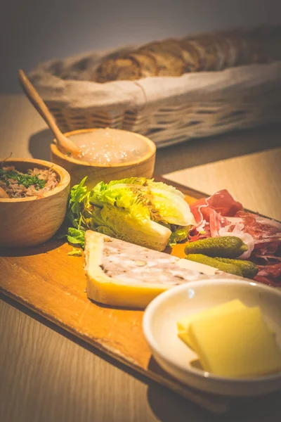 Charcuterie Board Duck Rillettes, Iberico Cebo Ham, Mousse de Fígado de Frango, Pate En Croute. Servido com pão de cortesia . — Fotografia de Stock