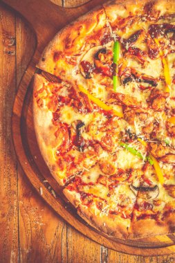 Yüce Pizza Domates sosu, mozzarella peyniri, tavuk sosis, pastırma, mantar, kırmızı / yeşil biber ve siyah zeytin