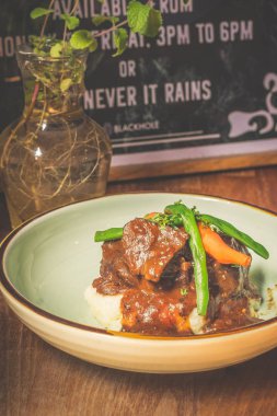 Fransız fasulye ve ev yapımı püre ile Arsız Git Braised sığır yanak güveç