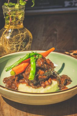 Fransız fasulye ve ev yapımı püre ile Arsız Git Braised sığır yanak güveç