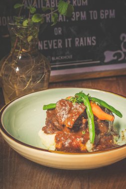 Fransız fasulye ve ev yapımı püre ile Arsız Git Braised sığır yanak güveç