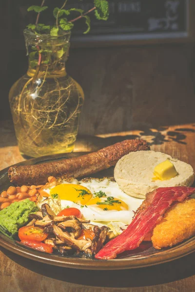 Good Ol' English Fry up Garlic and herb beef sausage with baked beans, beef bacon, cherry tomatoes, eggs, hash brown, mushy peas, mushrooms and toast — Stock Photo, Image