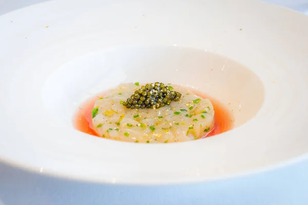 Antipasti Hokkaido scallops "tartare", Oscetra caviar, pomegranate broth, gold flakes — Stock Photo, Image