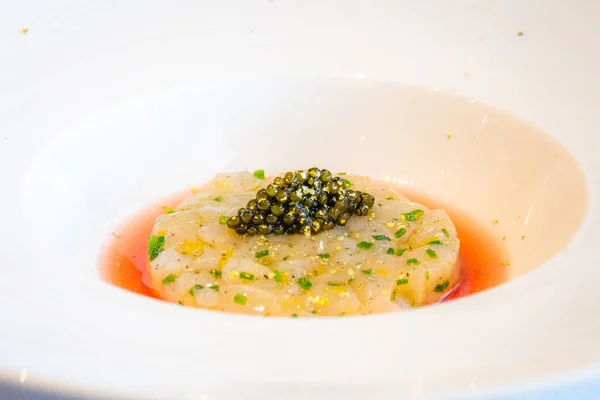 Antipasti Hokkaido scallops "tartare", Oscetra caviar, pomegranate broth, gold flakes — Stock Photo, Image