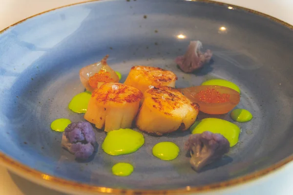 Antipasti Pan-seared Hokkaido scallops, seasonal green pea cream, raspberry pearl onions, trout roe — Stock Photo, Image