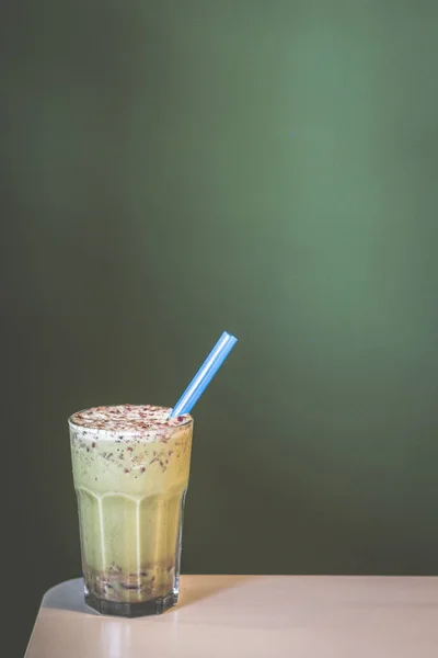 火柴绿茶红豆拿铁与冰混合，在高大的玻璃杯中供应 — 图库照片