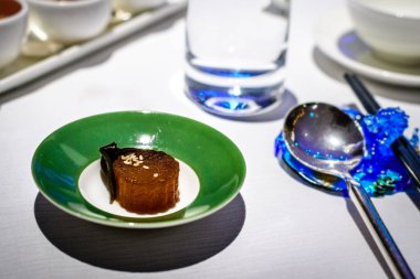 bir restoranda zarif bir yemek masası ayarı güzel sofra ve çatal