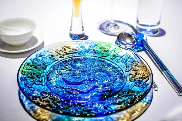 Mooi servies en bestek in een elegante eettafel in een restaurant — Stockfoto