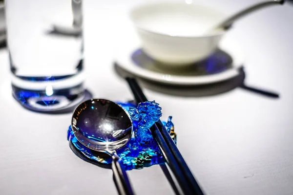 Belos utensílios de mesa e talheres em uma elegante mesa de jantar em um restaurante — Fotografia de Stock