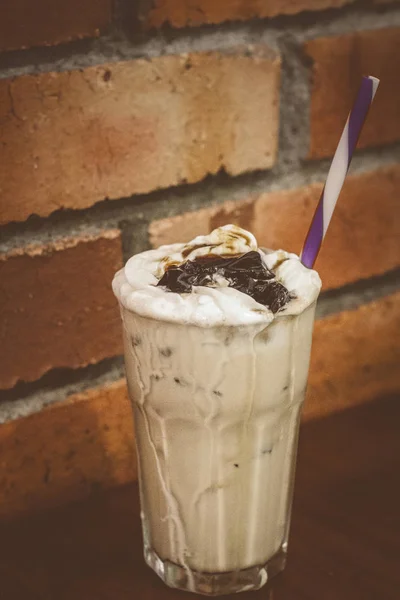 Gula Melaka Latte Gula Melaka, vanilla cream, coffee jelly in a tall glass — Stok Foto