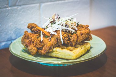 Tavuk & Waffle Gevrek tavuk uyluk belçika waffle bal ile sırılsıklam