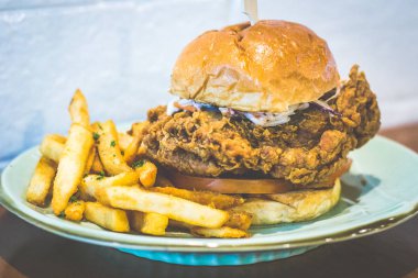 Coleslaw, domates, dereotu cips ve sarımsak aioli ile Big Bird Burger Gevrek tavuk uyluk