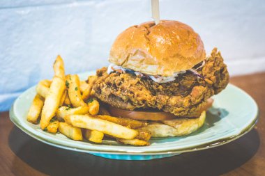 Coleslaw, domates, dereotu cips ve sarımsak aioli ile Big Bird Burger Gevrek tavuk uyluk