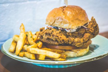 Coleslaw, domates, dereotu cips ve sarımsak aioli ile Big Bird Burger Gevrek tavuk uyluk