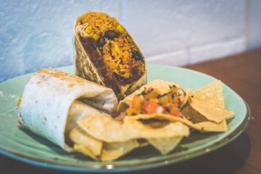 Çift Biber Peynir Sığır Burrito İhale sığır eti çekti, mozzarella siyah fasulye, ve Meksika pirinç tortilla cips ile servis bir un tortilla sarılmış