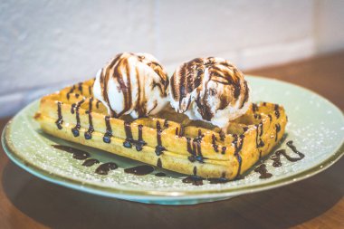 Dondurma lezzetli Belçika ayran waffle ile Waffle vanilyalı dondurma iki kepçe ile servis