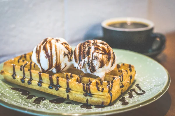 Waffles With Ice Cream Tasty Belgium buttermilk waffle served with two scoops of vanilla ice cream — Stock Photo, Image